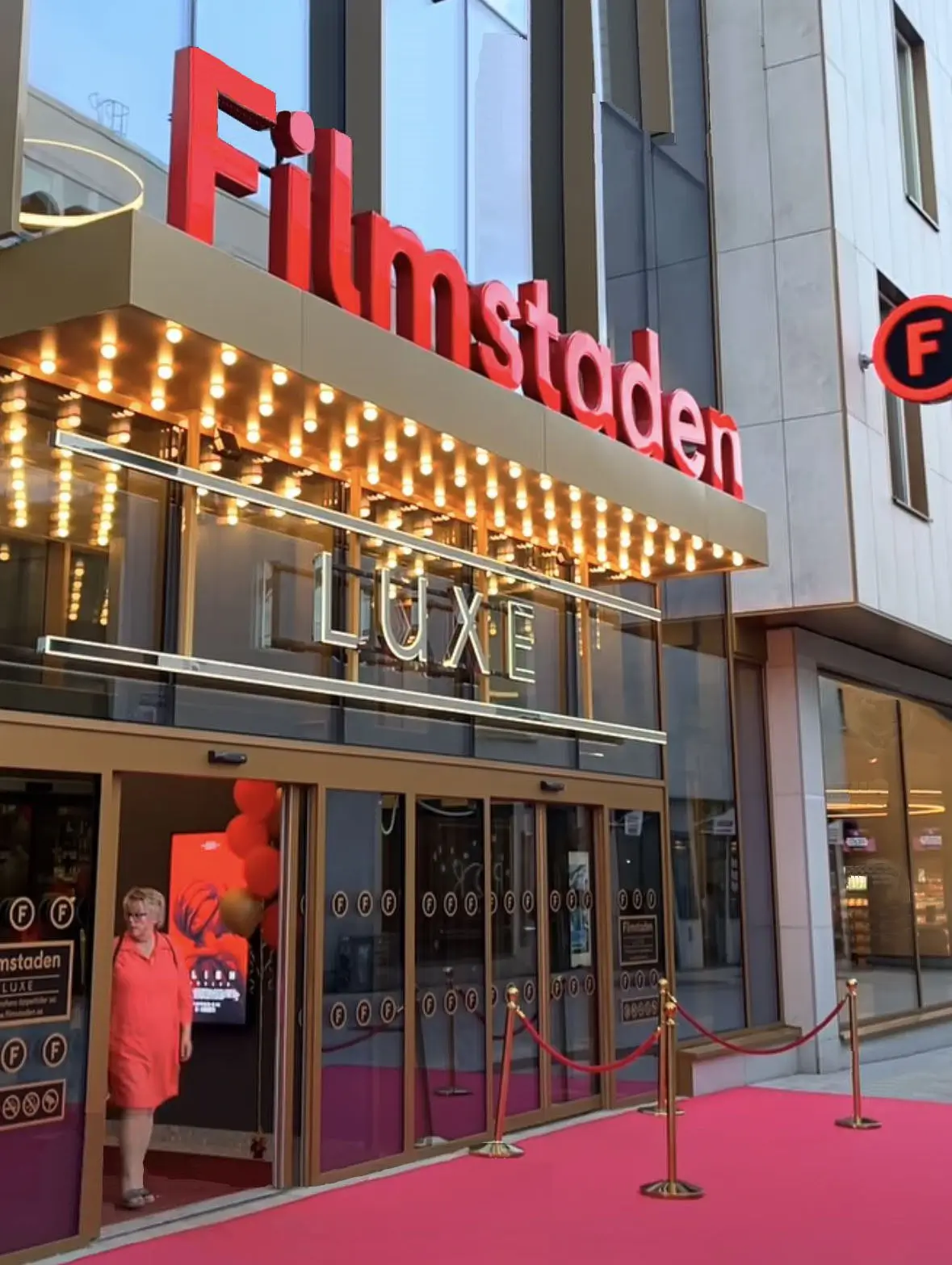Fasadskylt för entré till Filmstaden Luxe i Uppsala
