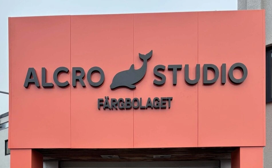 Butiksskylt i led till Alcro Studio Färgbolaget