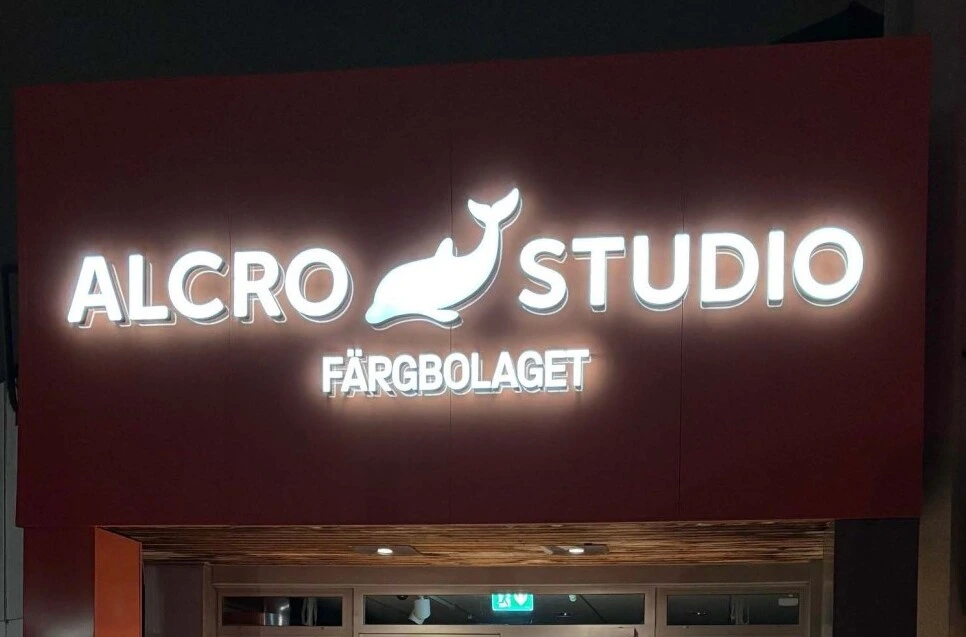 Butiksskylt i LED upplyst under natten, levererad till Alcro Studio Färgbolaget
